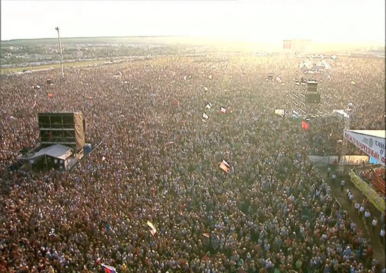 большая толпа людей на концерте. фестиваль нашествие 2019. Rock am ring и rock im park. самый большой концерт linkin park. самый большой концерт в мире по количеству людей.