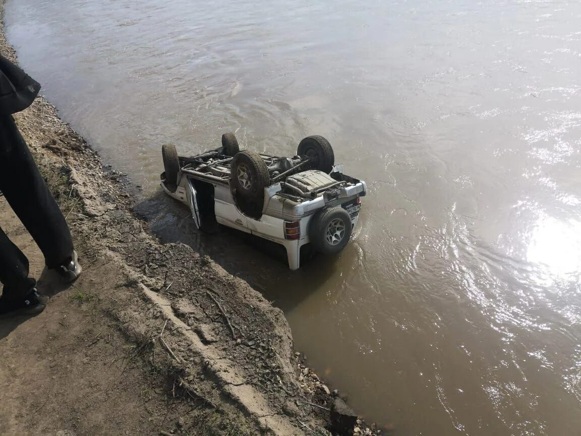 Водитель упал в реку. Машина упала в реку. Водителя упавшего в мойку автобуса рахматшоха курбонова. Машина упала в реку москва. Автобус упал в воронку.