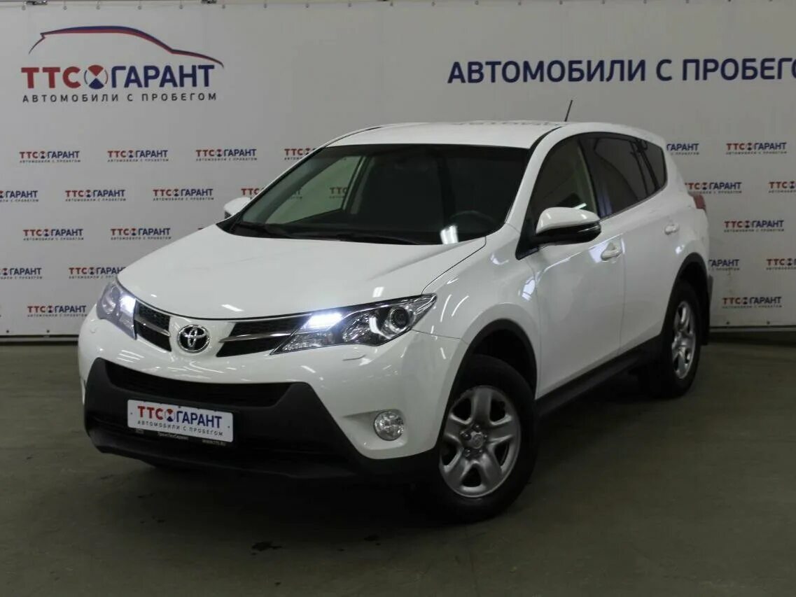 Рав 4 с пробегом россия. Toyota rav4 IV (xa40) Рестайлинг. Toyota rav4 2014 белая. Rav4 2.2 2014 белый. Тойота рав-4 механика с пробегом.