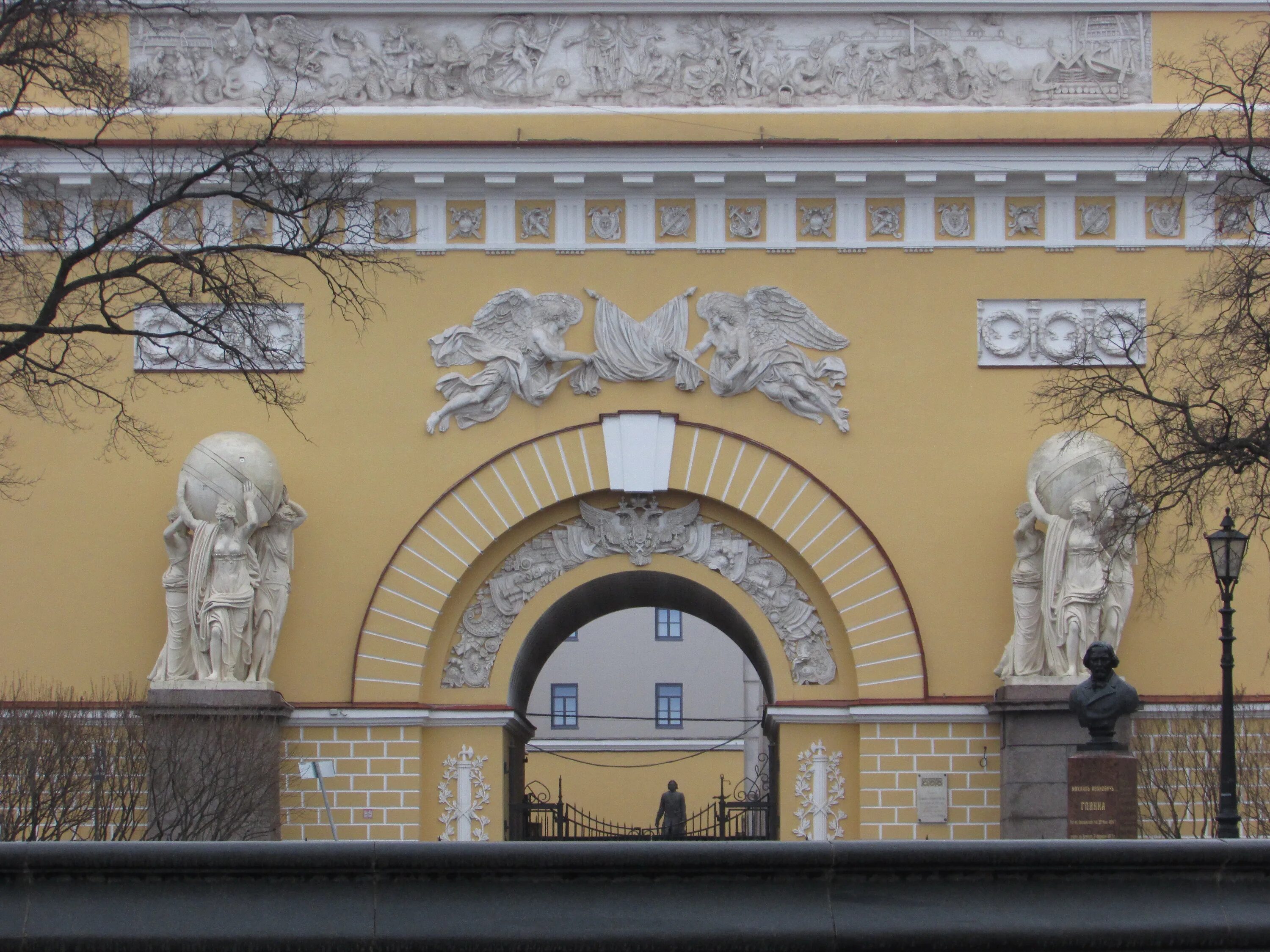 Адмиралтейский проезд 1. Адмиралтейская 1. адмиралтейский проезд д 1. 28 скульптур в адмиралтейском здании.