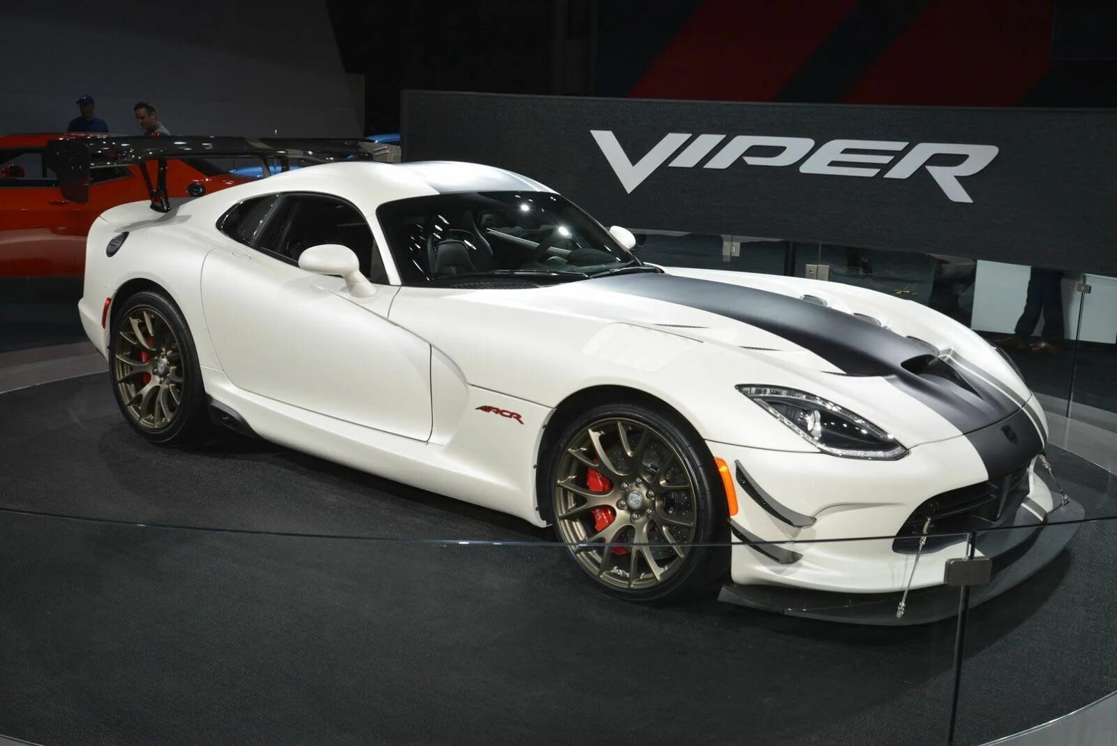 Dodge viper acr 2017. Эдишн ван машина. Dodge viper srt 2014. Додж вайпер 2016. Dodge viper 2024.