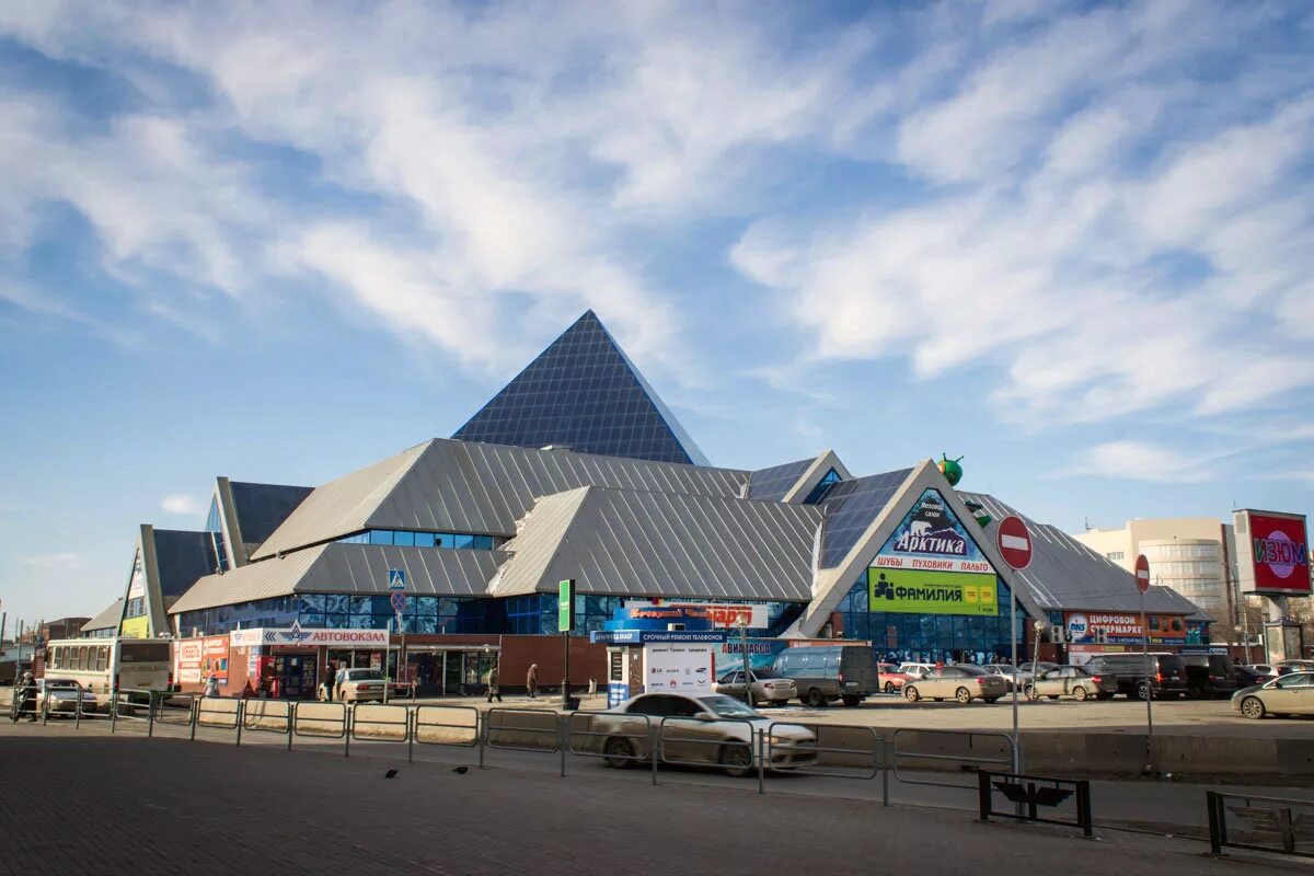 синегорье торговый комплекс. вокзал и синегорье челябинск вид. синегорье челябинск ночью. тц синегорье челябинск. торговый комплекс синегорье город челябинск.