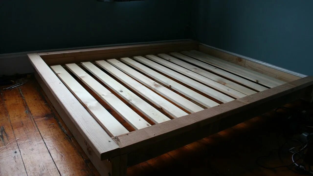 Кровать из брусков. Деревянный каркас кровати. Кровать на деревянных поддонах. Паллеты деревянные кровать. Подиум для матраса
