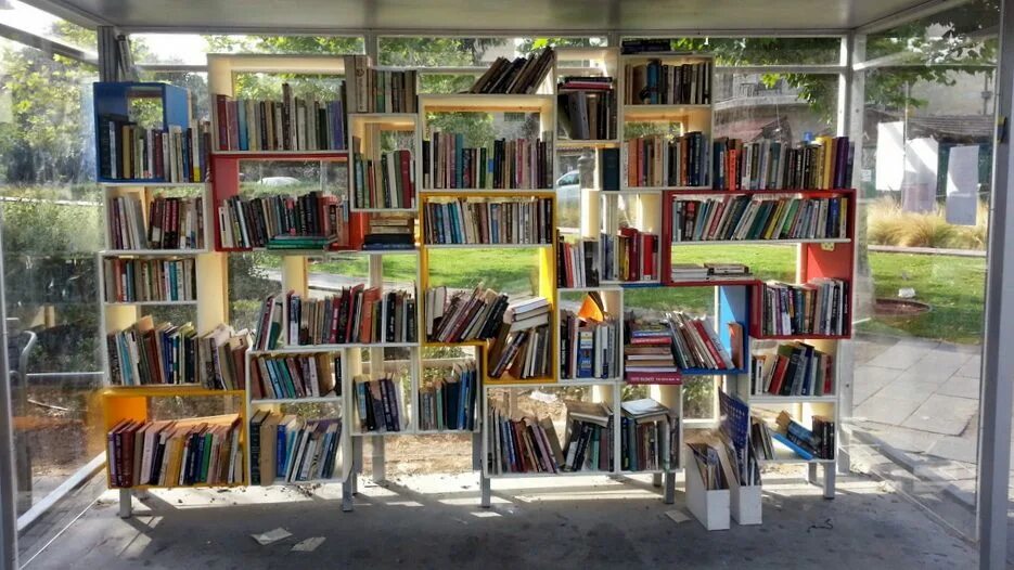 Работа библиотеки на улице. Уличная библиотека. Необычные уличные библиотеки. Уличная библиотека в саду. Уличная библиотека в парке.