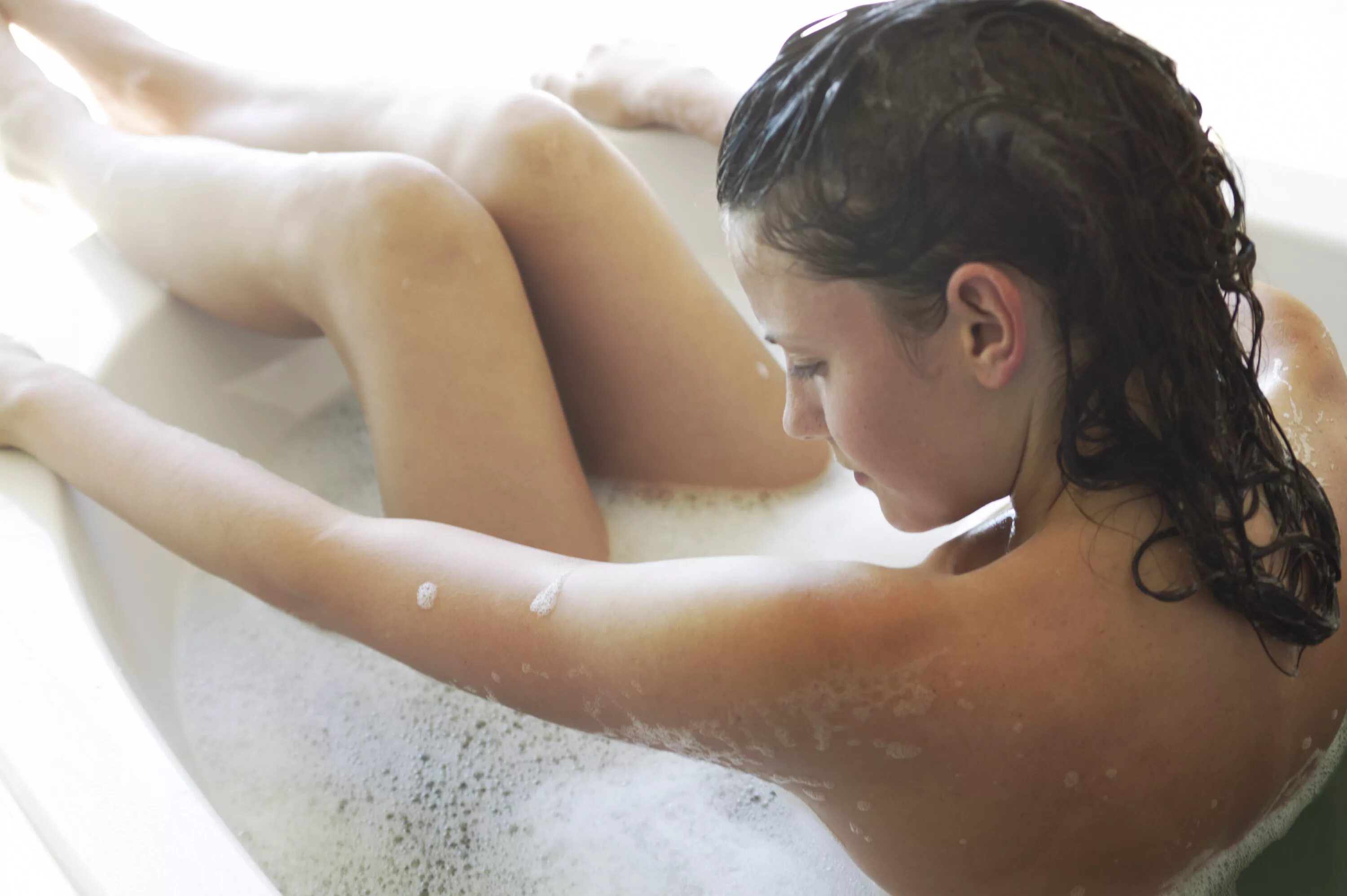 Видео в душе дочки. Девочка моется в ванной. Девочка подросток Bath time. Молодые девушки моются. Девочки 10 лет моются в ванной.