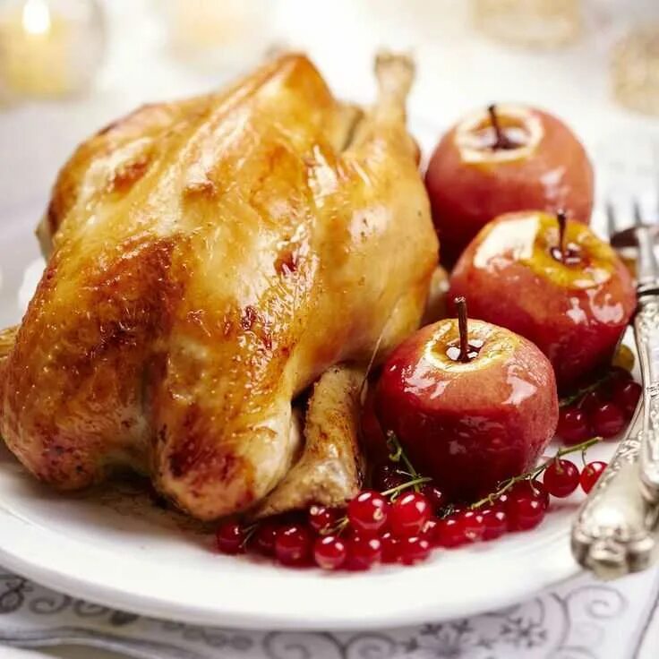 Копченая курица яблоко. Курица с яблоками. Курица запеченная с яблоками. Курица запеченная с яблоками в духовке. Курица фаршированная яблоками.