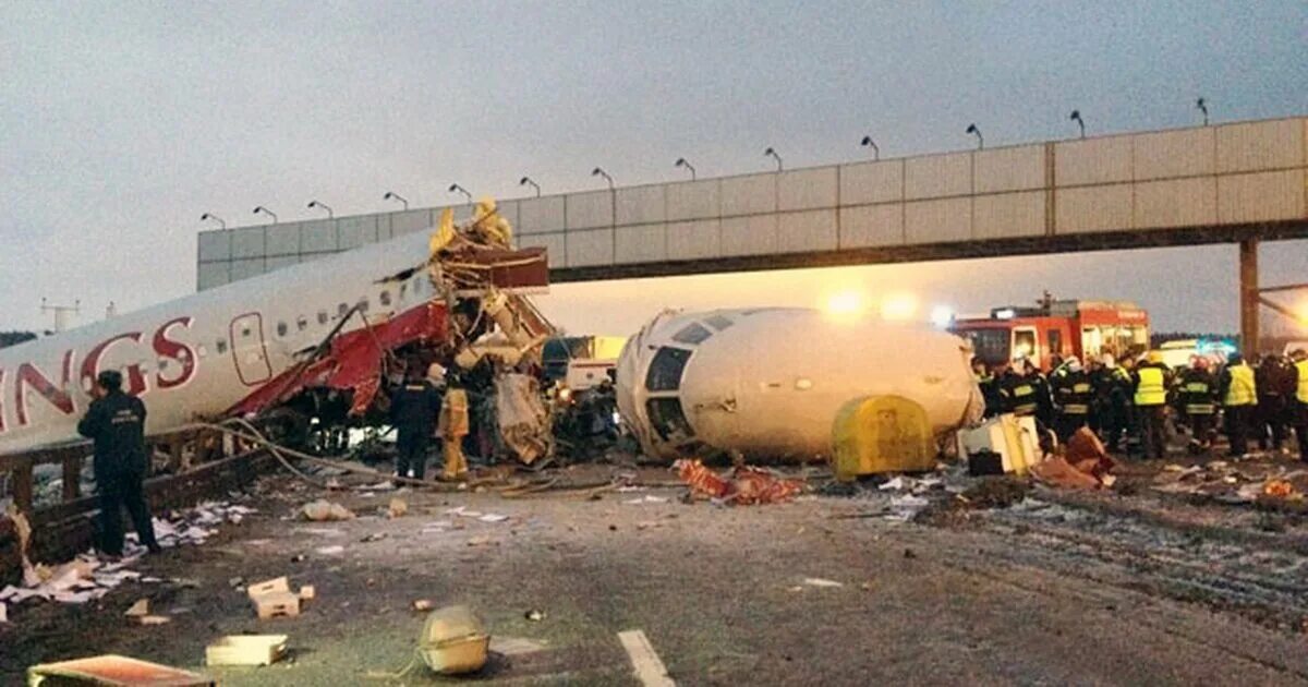 Падение самолетов в россии. Авиакатастрофа ту-204 во Внуково. Ту-204 ред Вингс катастрофа. Крушение ту 204 во Внуково. Ту-204 ред Вингс катастрофа во Внуково.