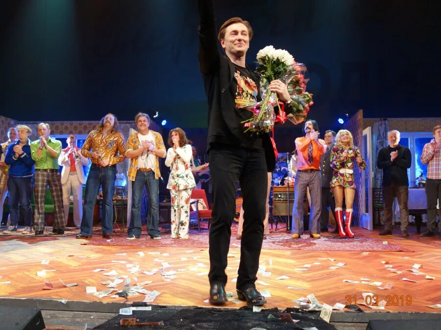 Фото спектакль губернский театр энергичные люди. Энергичные люди губернский театр. Энергичные люди шукшин. Губернский театр энергичные люди. Московский губернский театр зрители.