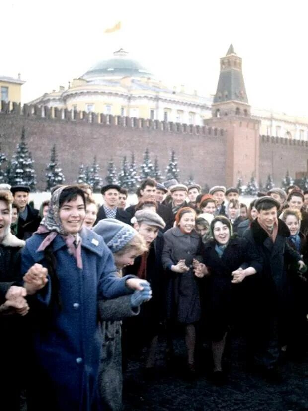 История 12 апреля 1961. Гагарин на красной площади 1961. Москва встречает Гагарина 1961. Встреча Юрия Гагарина на красной площади. Встреча Гагарина в Москве 14 апреля 1961.