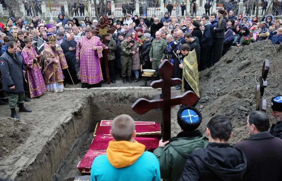 Православные хоронят в воскресенье. Храм Георгия Победоносца Кизляре на кладбище. Христианское погребение.