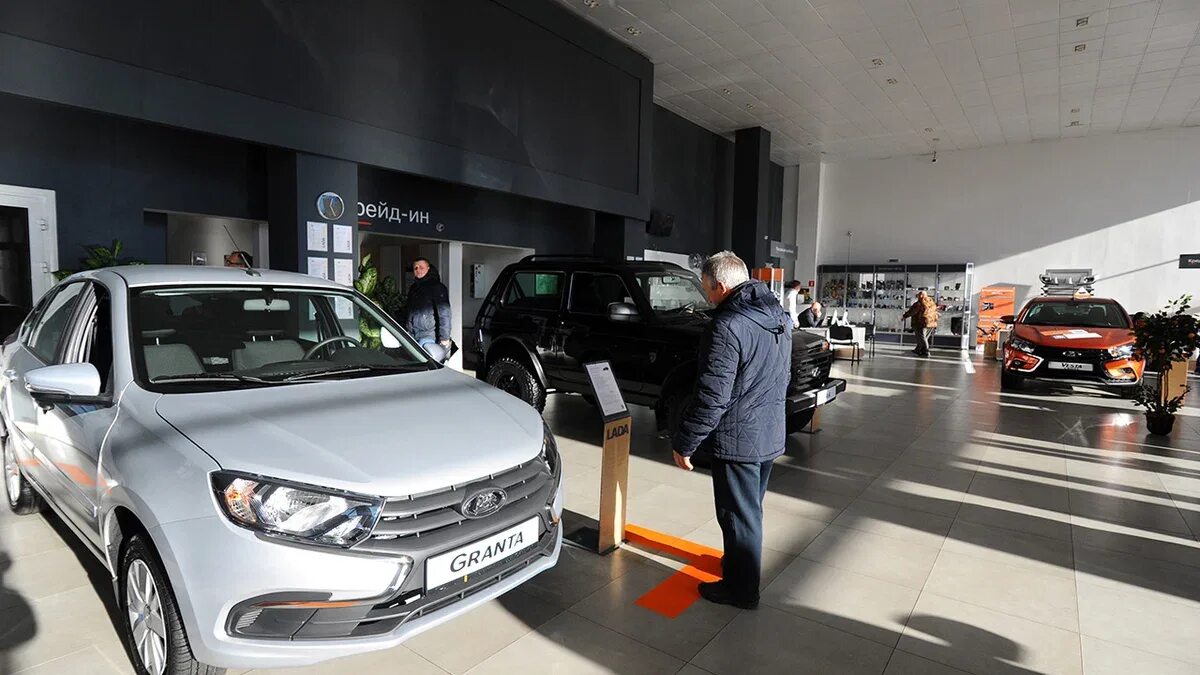 Стоит ли покупать машину в 2025 году. Лада гранта 2025. lada granta автоваза. самый большой автосалон лада. 13 автоваз.