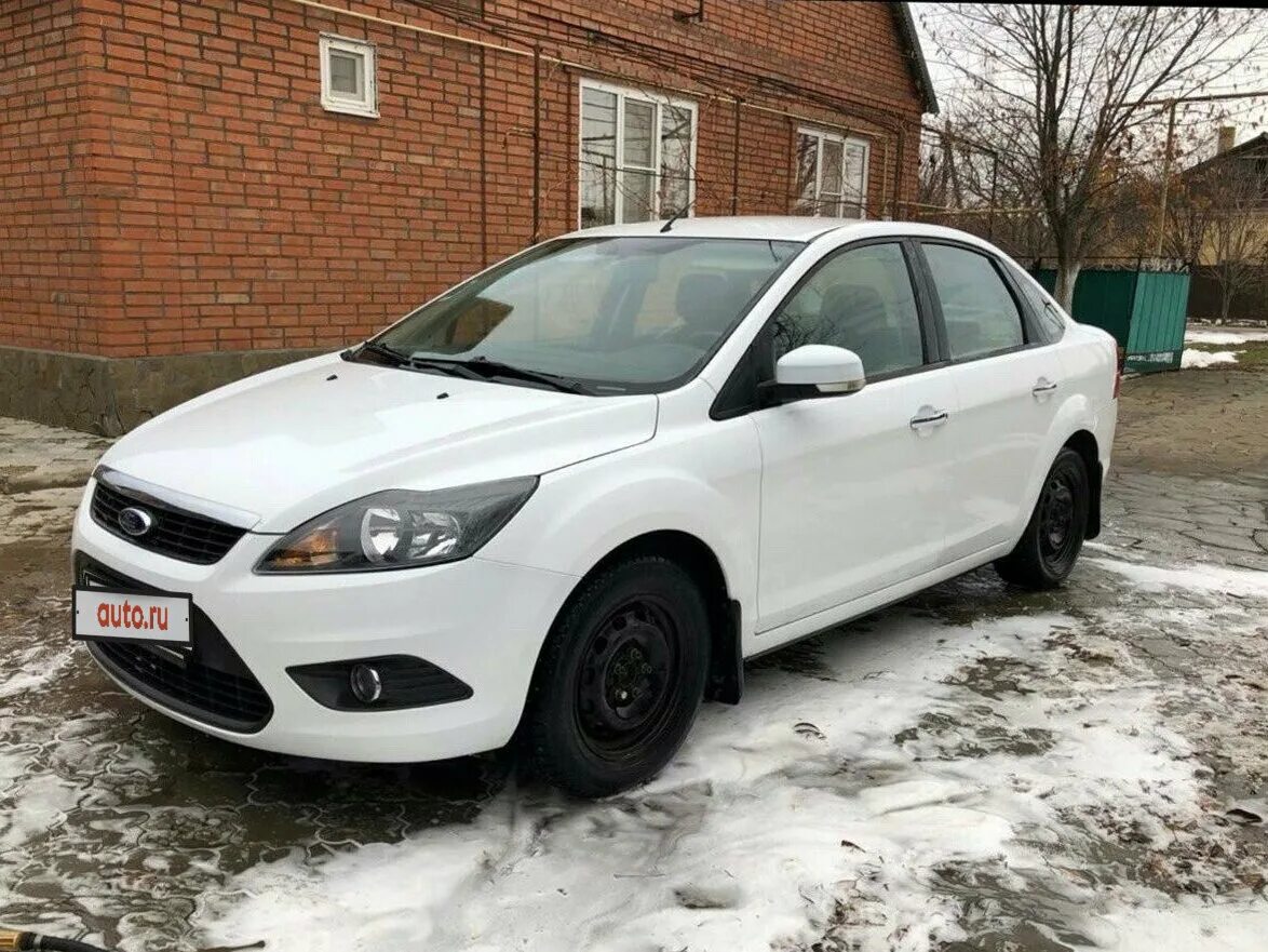 Куплю форд фокус бу москве. Ford Focus 2008 белый. Ford Focus 2010 белый. Форд фокус 2 Рестайлинг седан белый. Форд фокус 2010 белая седан.