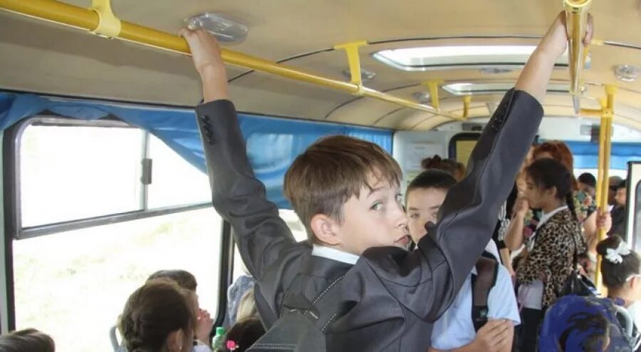 Школьники в автобусе. Автобус для детей. Подростки в автобусе. Мальчик в автобусе.