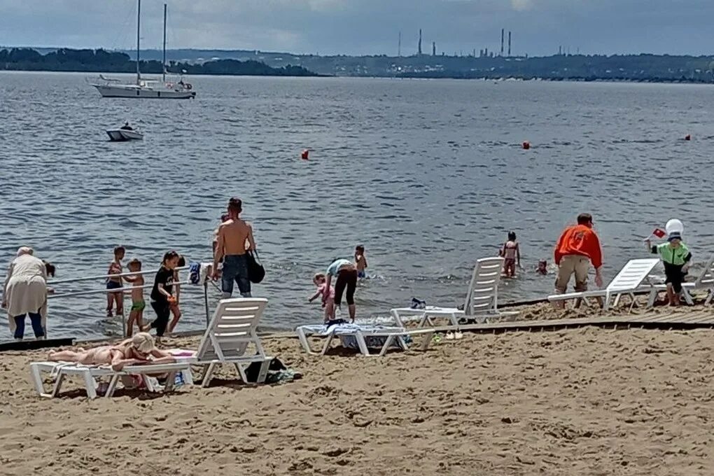 Вода в Волге Саратов. Жара в Саратове. Море Волги Саратов. Вода в Волге 6 июля.