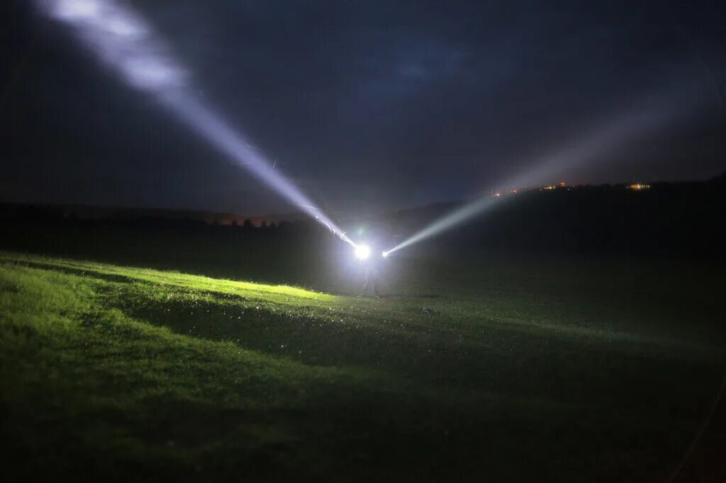 свет фонарика. ночное небо. ночное небо. ночное небо с лучами. фонарь луна.