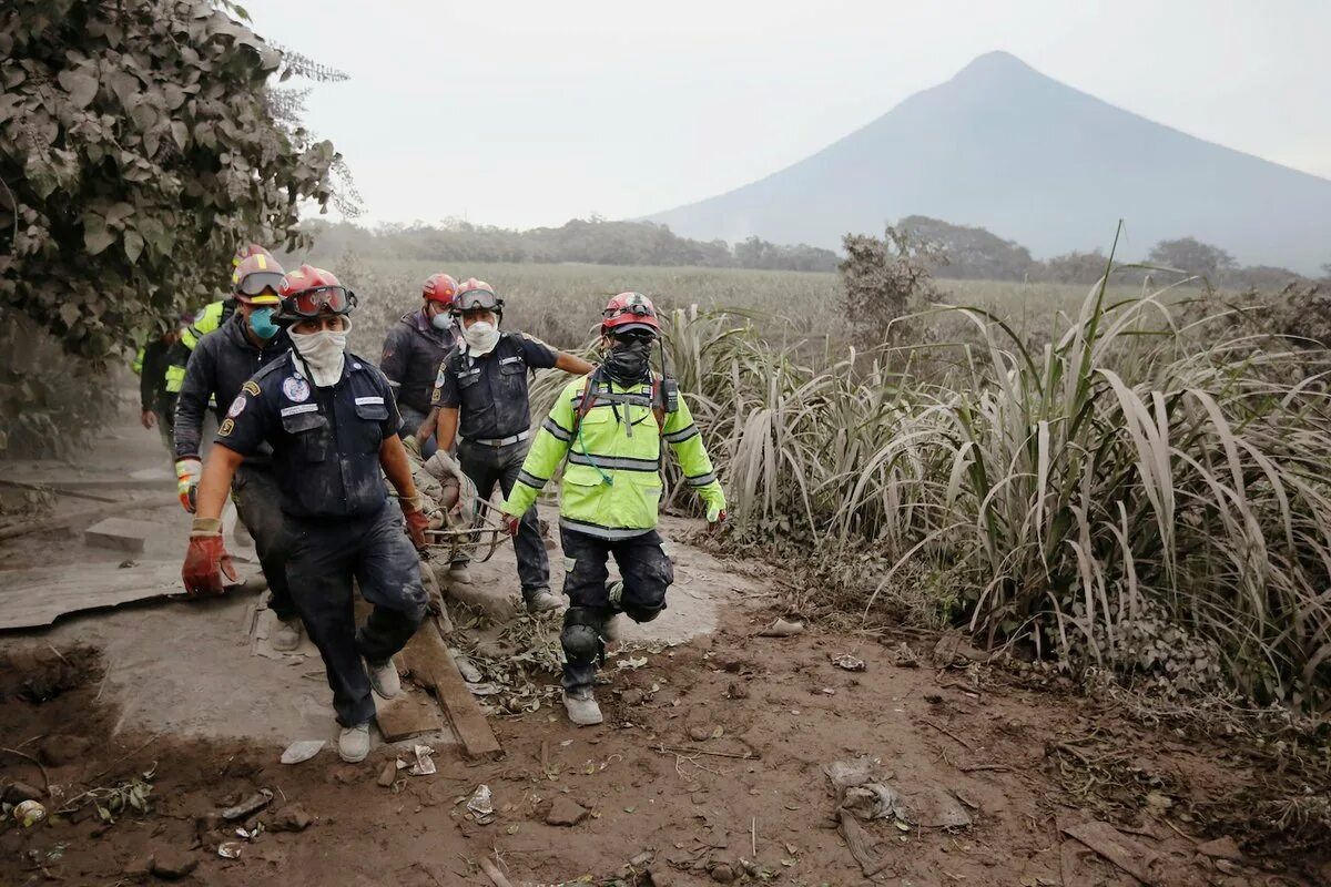 Гватемала вулкан. Гватемала вулкан извержение. Гватемала вулкан 2018. Вулкан фуэго в гватемале. Извержение вулкана фуэго.