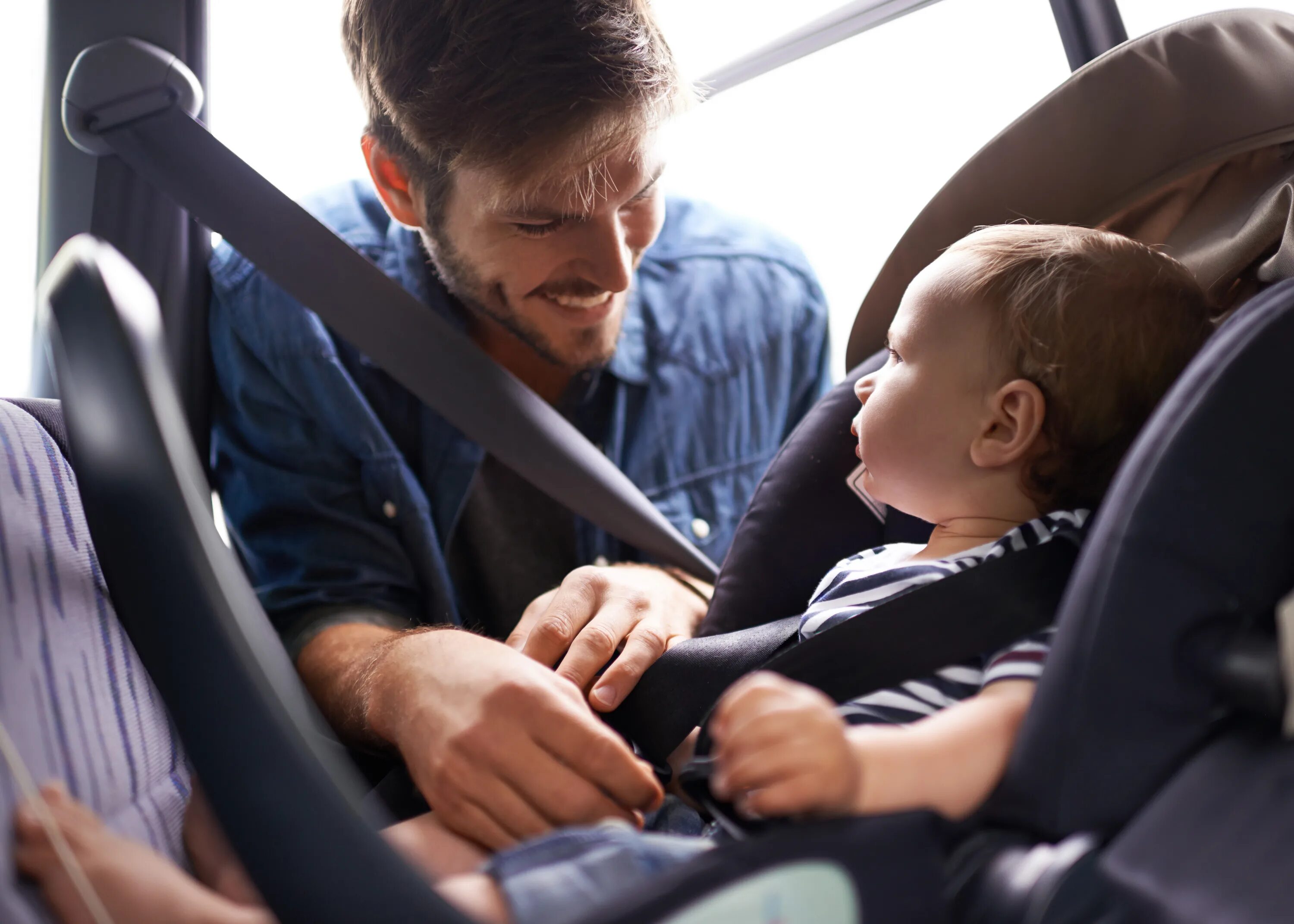 Безопасность в машине на заднем сиденье. Пристегнутый ребенок. Безопасность детей в автомобиле. Ребёнок в автомобиле пристёгнут. Автомобиль для детей.