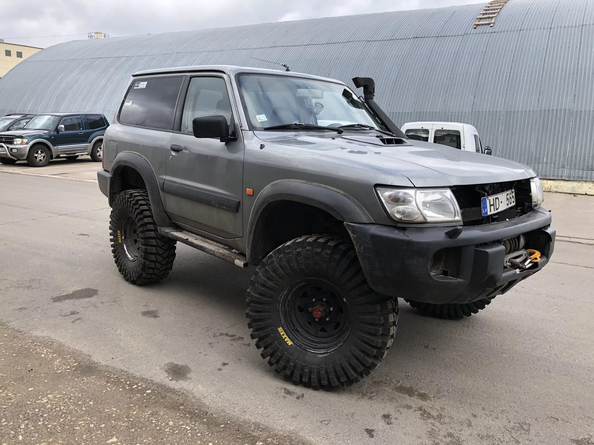 Патрол шины. Ниссан Патрол 61 коротыш. Nissan Patrol Maxxis Trepador. Nissan Patrol y61 Trepador 38.5. Patrol y61 Рестайлинг.