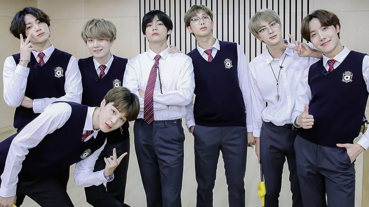 Бтс в школьной форме фотосессия. Корейские ученики бтс. Бтс тэхен 2024. Бтс школа чонгук. Чимин ран бтс.