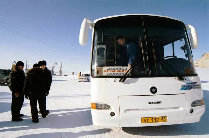 Норильск автобусы 2. Норильск дудинка автобус. дудинка автовокзал. норильский общественный транспорт. автобус на дальний рейс.