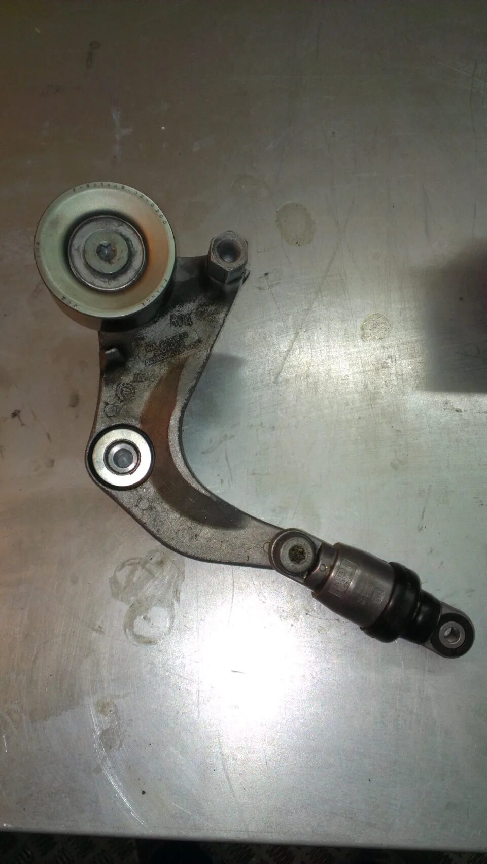 Натяжитель приводного ремня хонда цивик 4д. Натяжитель ремня civic 4d. Натяжитель ремня хонда цивик 4д 2008. Натяжитель ремня civic 4d. 5 натяжитель приводного ремня.