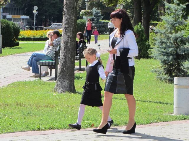 Мама ведет ребенка в школу. Родители ведут ребенка в школу. С мамой идем в школу. Мама с дочкой идут в школу. Дочки пошли в маму