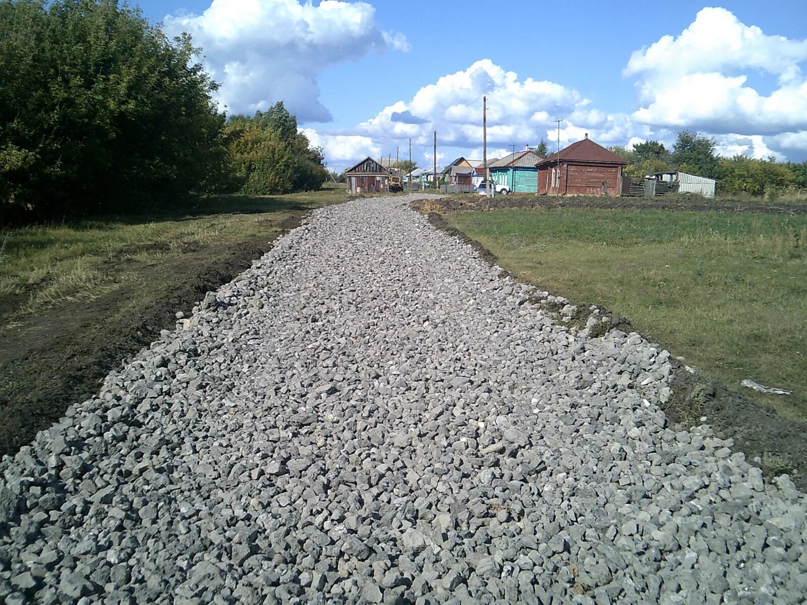 Дорога гравий. Щебень дорога. Дорога из щебня. Ljhjrf BP ot,YZ.