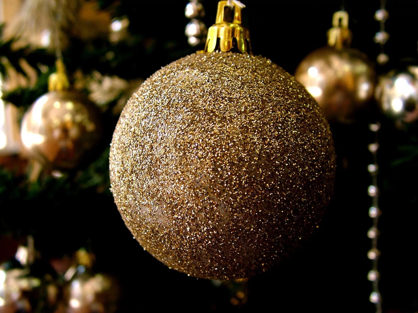 Новогодние шары. Золотые елочные шары. Золотой новогодний шар на елке. Золотые елочные шары с блестками.