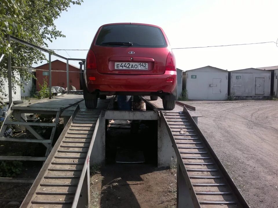 Эстакада для ремонта автомобилей. Эстакада поменять масло. Эстакада поменять масло. Яма для ремонта авто. Эстакада поменять масло.