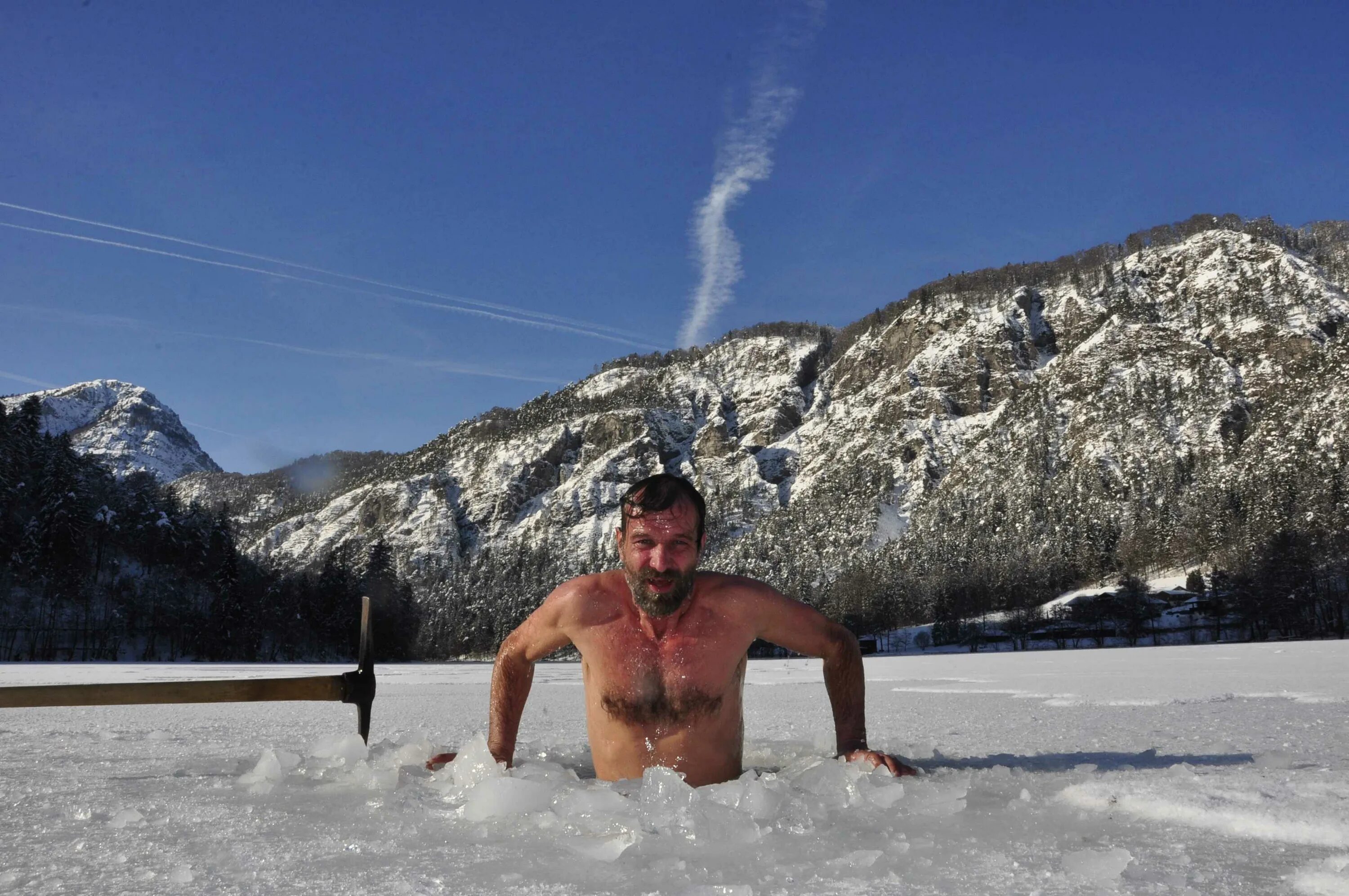 Вим хоф дыхательная гимнастика на русском языке. Wim Hof. ВИМ хом. ВИМ Хоф ледяной человек. ВИМ Хоф Эверест в шортах.