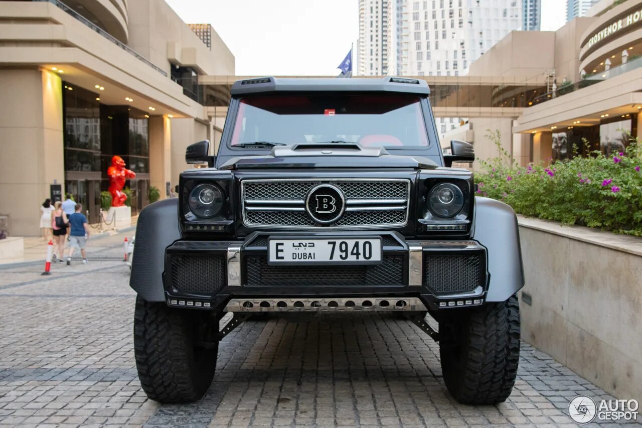 Гелик в дубае. Brabus b63s 700 6x6. Гелендваген в Дубае. Дубайский Гелик. Белый Гелендваген Дубай.