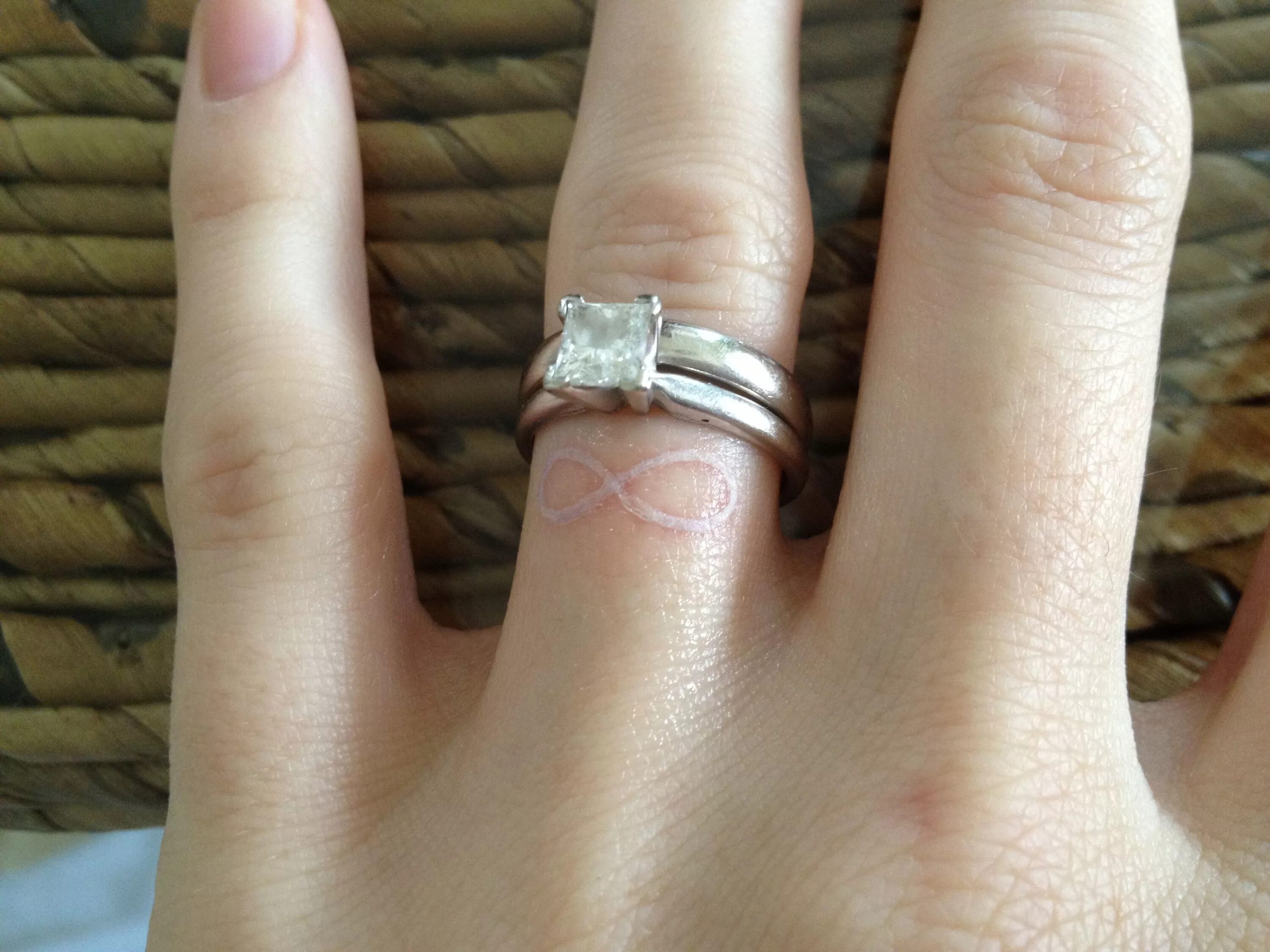 Обручальное кольцо на пальце. Тату обручальные кольца белые. Тату белое кольцо на пальце. Тату в виде обручального кольца.
