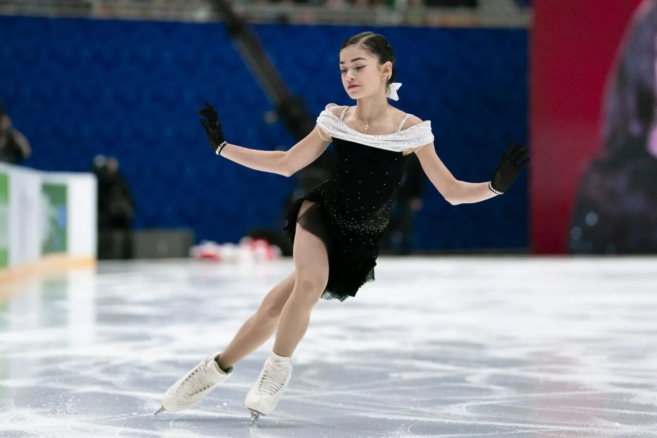 Выступление петросян фигурное катание сегодня. Аделия петросян фигуристка. Евгения медведева фигуристка. Аделя петросян. Аделия петросян фигуристка 2022.