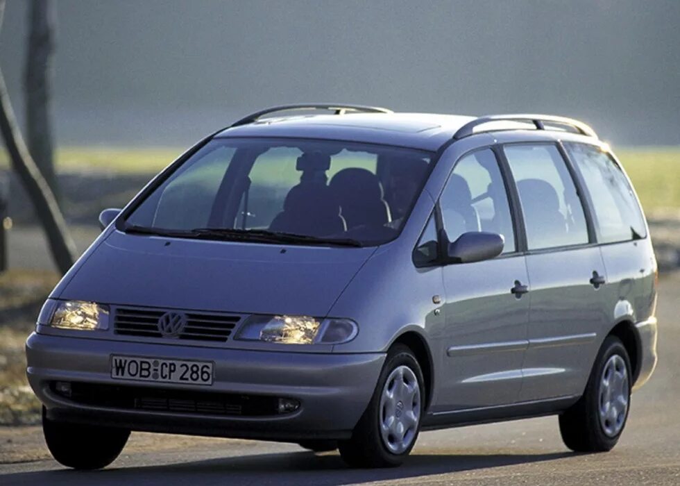 Купить фольксваген шаран тди. Volkswagen Sharan 1 поколение. Ыолбваген шарен. Фольксваген Шаран 2000. Фольксваген Шаран 1995.