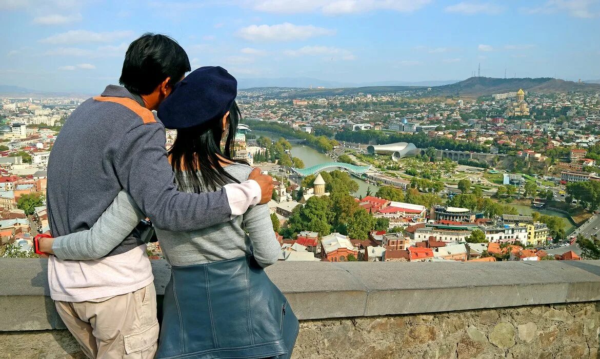 Поставь грузия. Тбилиси пара. Тбилиси туристы. Фотосессия в Старом Тбилиси пара. Брюнетка в Тбилиси.