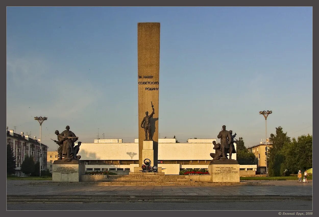 Памятник освободителям брянска брянск. Памятник партизанам в Брянске. Площадь Партизан Брянск. Памятник на площади Партизан в Брянске. Памятник воинам освободителям Брянск.