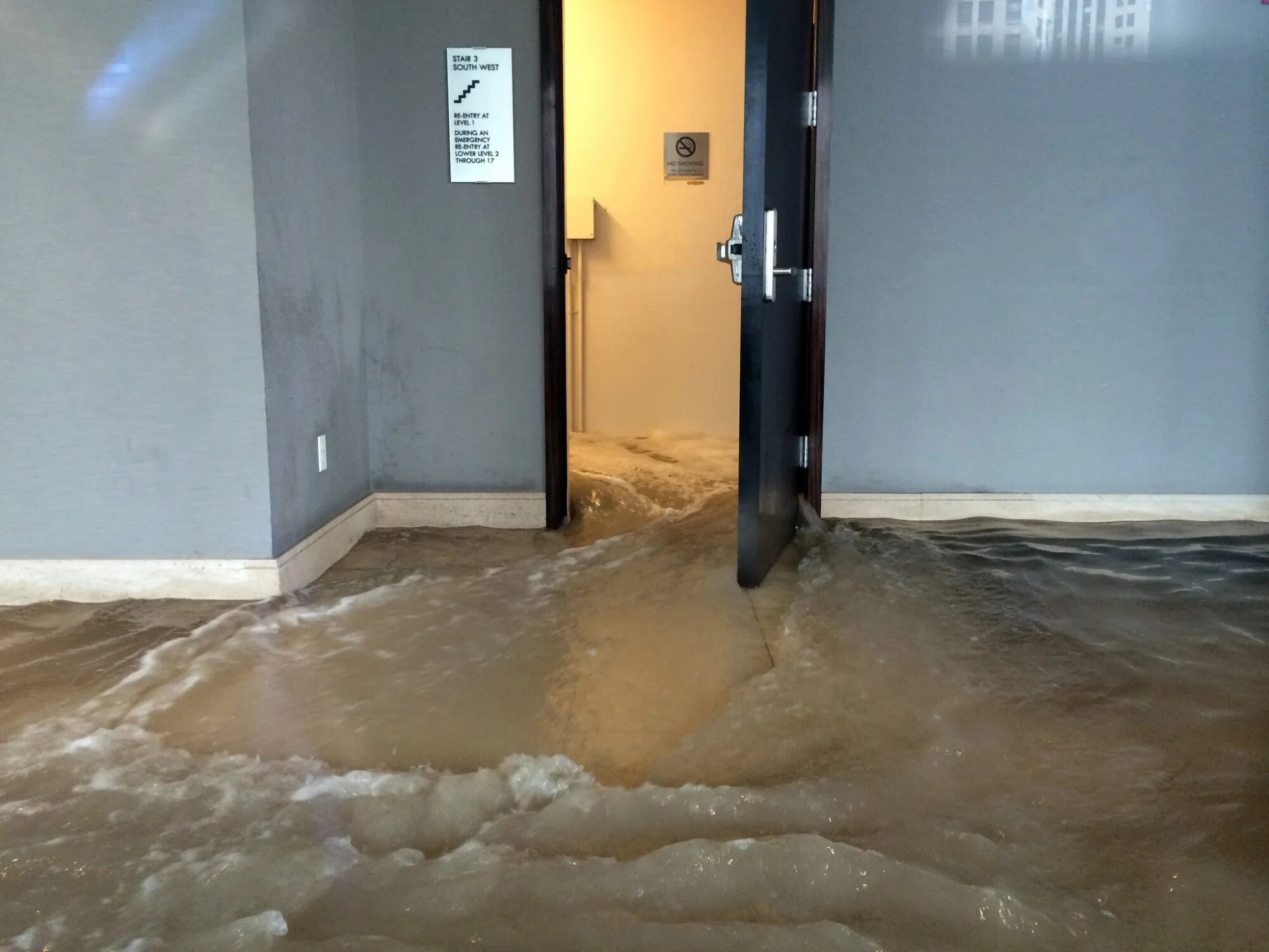 Затапливают квартиру соседи. Потоп в квартире. Затопленная квартира. Затопление помещения. Затопление помещений в доме.
