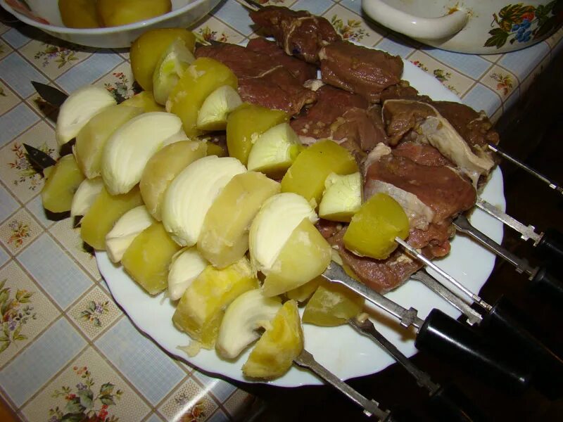 Шашлык в электрошашлычнице рецепты. Картошка в электрошашлычнице. блюда в электрошашлычнице. картошка с салом в электрошашлычнице. овощи в электрошашлычнице.