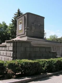 Памятник мавзолей