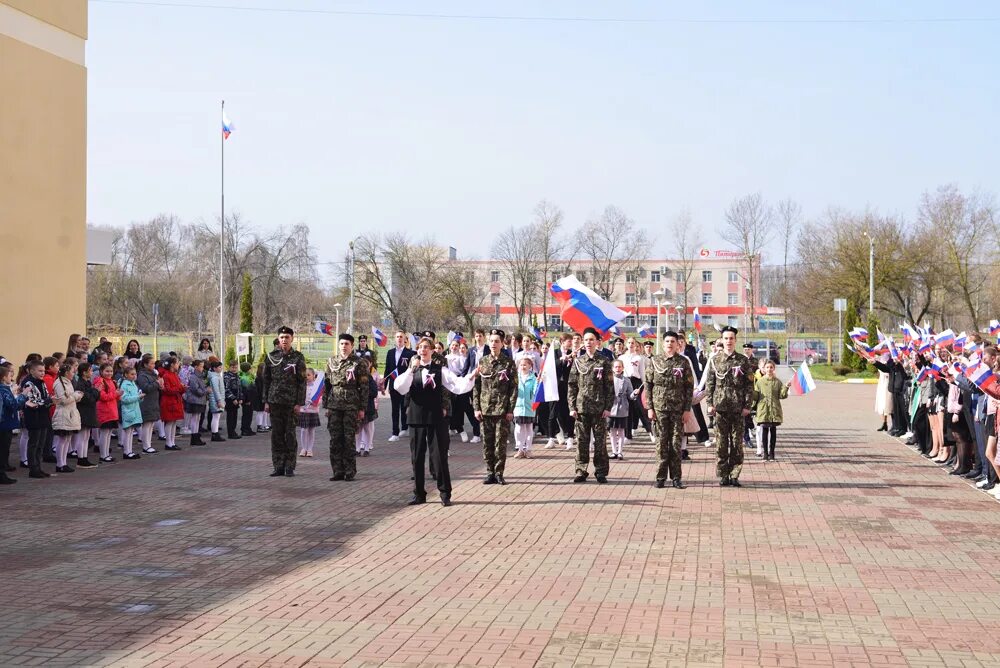 Последние новости в орле на сегодня. Школа 50 Орел. Поднятие флага в школе. День государственного флага Орел. Неделя началась с поднятия флага РФ.