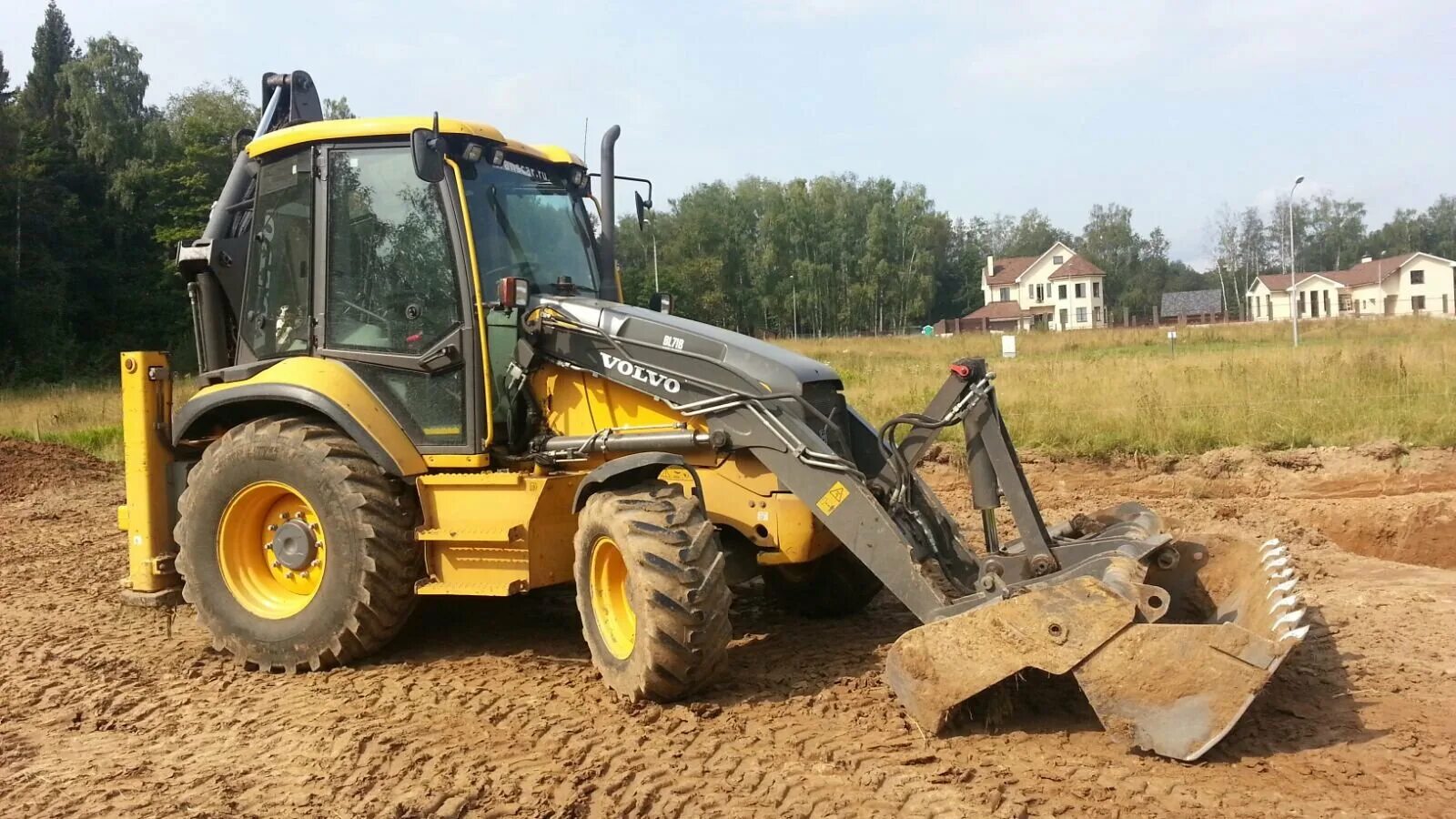 Экскаватор погрузчик вольво 71. Экскаватор-погрузчик Volvo bl71b. Вольво bl71b. Экскаватор погрузчик Volvo bl61. Вольво 71 экскаватор погрузчик.