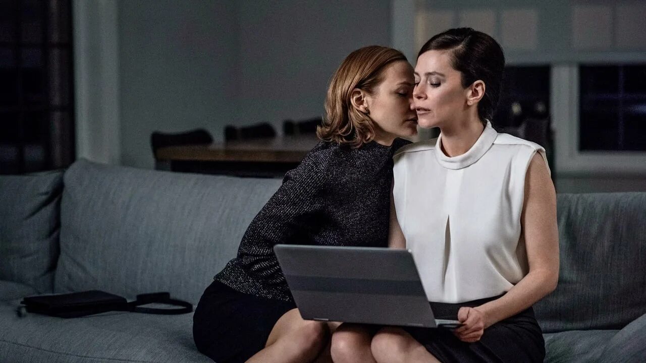 Отношения 2 3 5. «Девушка по вызову» (the girlfriend experience) сериал. Драма «девушка по вызову» (2016, США). Луиса Краузе и Анна Фрил. Анна и Эрика сериал.