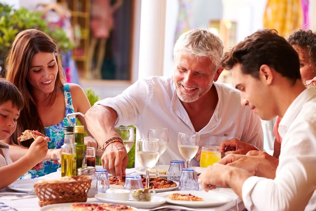 Обед в многодетной семье. Family Restaurant. Семья поколения за столом картинки. Big Family in Restaurant. Early dinner