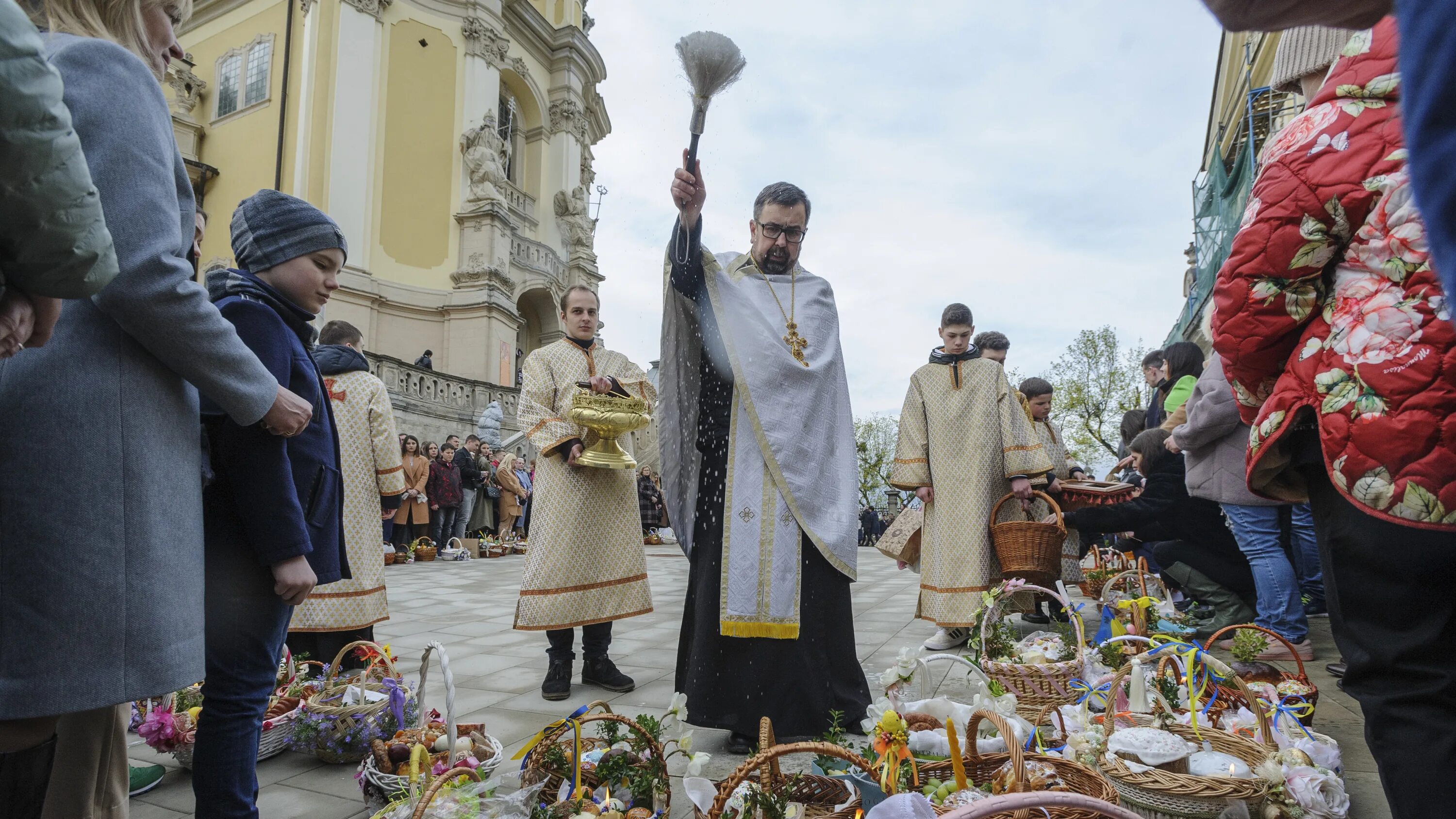 Пасха в Украине. Священник на Пасху. С Пасхой на украинском. Пасха в католической церкви. Пасха в украине 2024 году какого числа