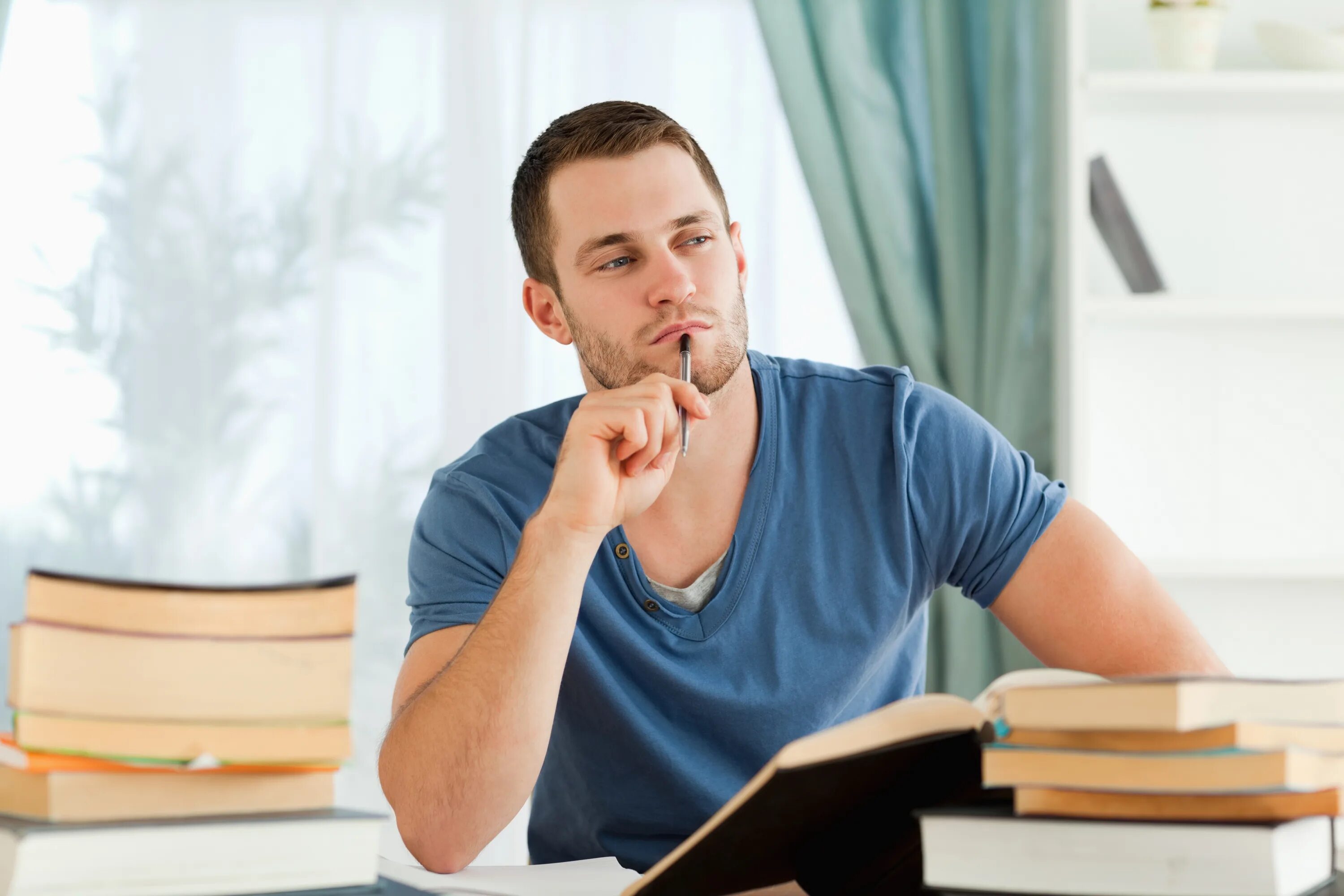 Начинать задумчиво. Задумчивый бизнесмен. Бизнесмен задумался. Думающий человек картинки. Начинать задумчиво.