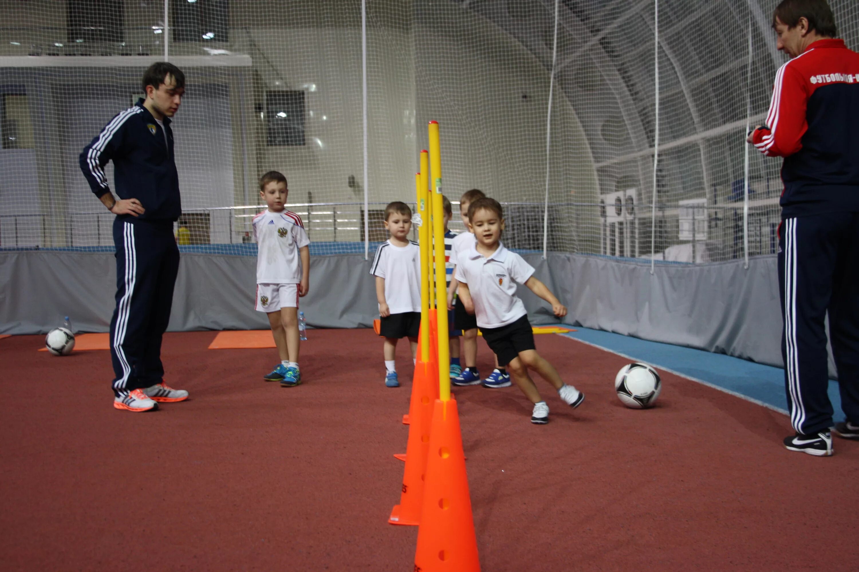 Тренировка по мини футболу. Тренировка по футболу. Упражнения для мини футбола. Тренировка юных футболистов. Дети футболисты.