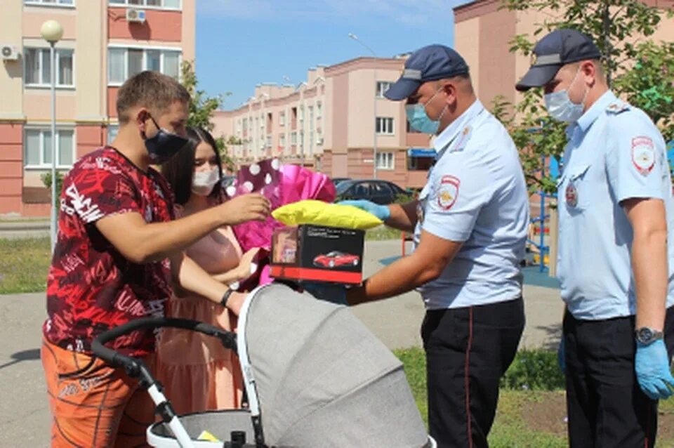 Полицейские помогают людям. Полицейский. Полиция при исполнении. Полицейские помогают людям. Добрые поступки полицейских.