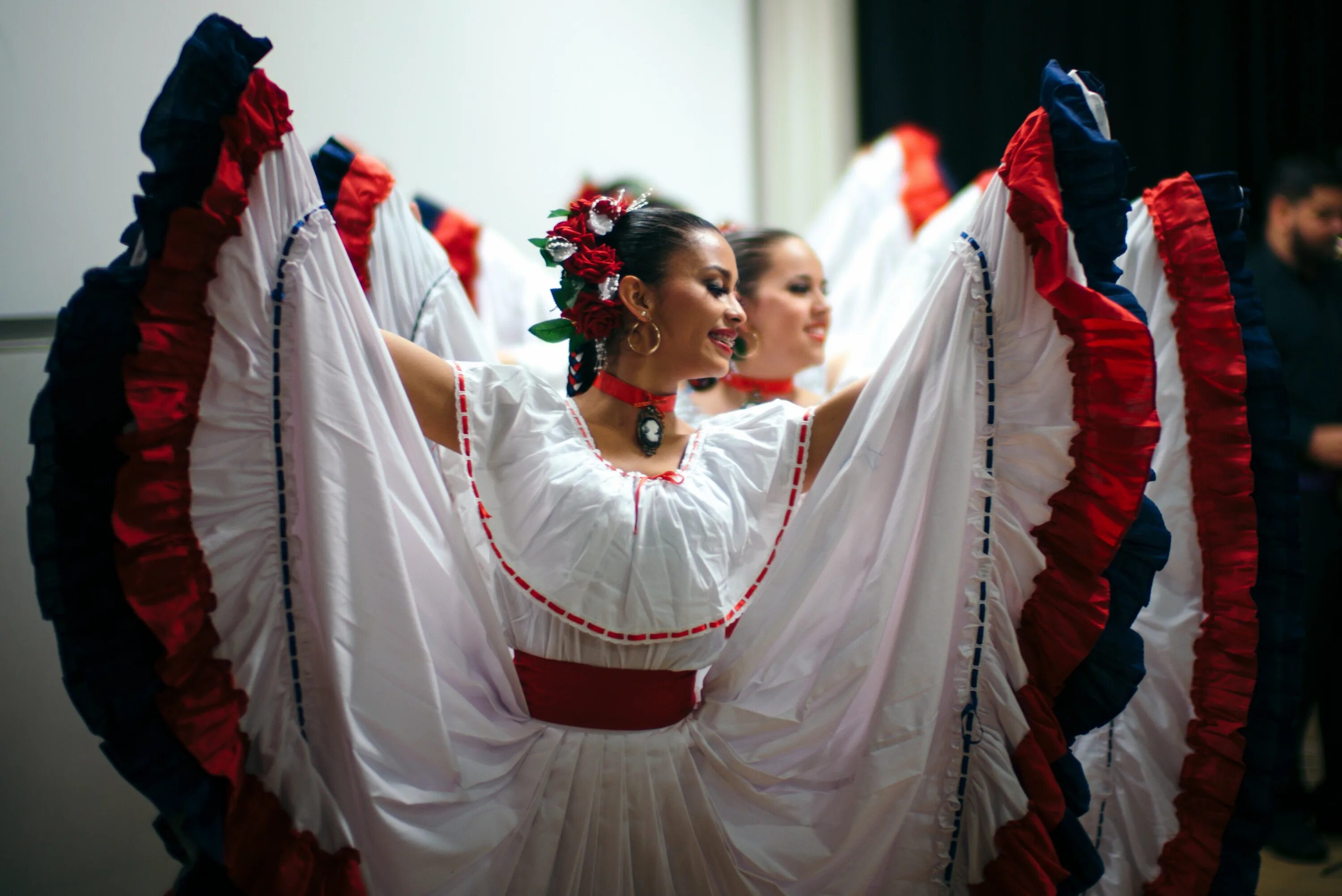 Кубинский народный танец. Коста Рика нац костюмы национальные. Народные танцы. Латиноамериканские народные танцы. Колумбийская Национальная одежда.