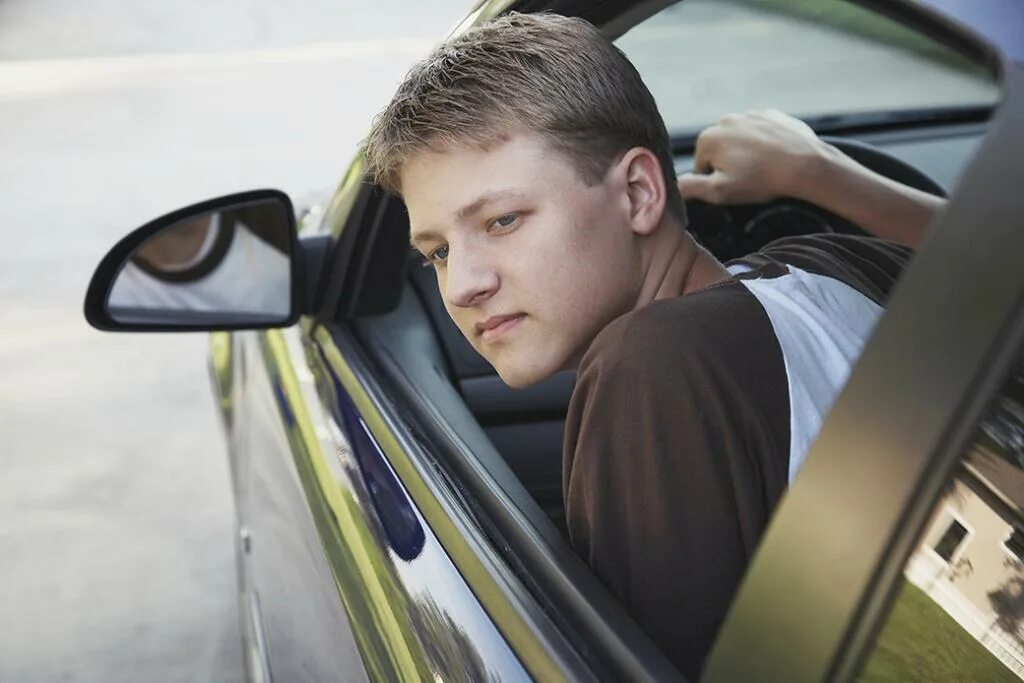 Знак аварийной остановки пдд. Водитель опасности. Водитель опасности. Тормозной и остановочный путь автомобиля. Сработавшая подушка безопасности.