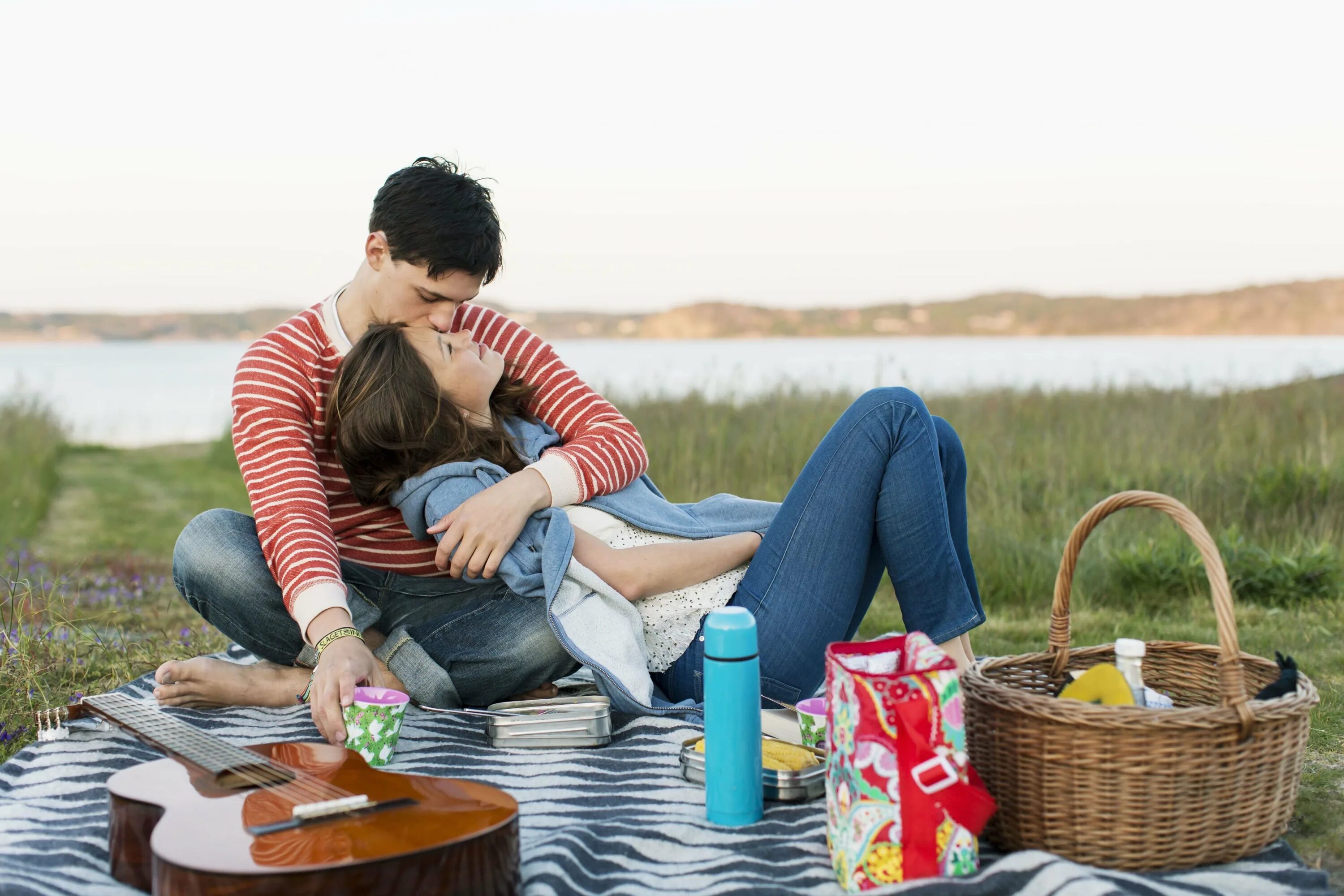 Русскую сразу двое. Парень с девушкой на пикнике. Романтичный пикник на природе. Девушка на пикнике. Фотосессия пары пикник.